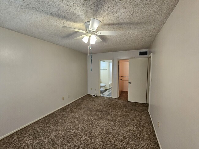 Foto del edificio - 593 Midway Dr