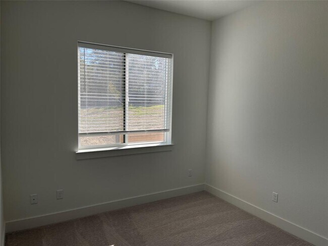 Foto del edificio - 2050 Lohmans Spur Rd