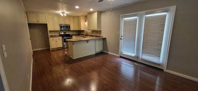 Building Photo - 3 Bedroom 2 Bath 2 Car Garage! Southeast! ...