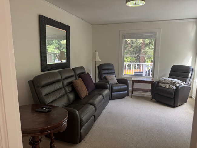 Foto del edificio - 2141 Forest View Ave