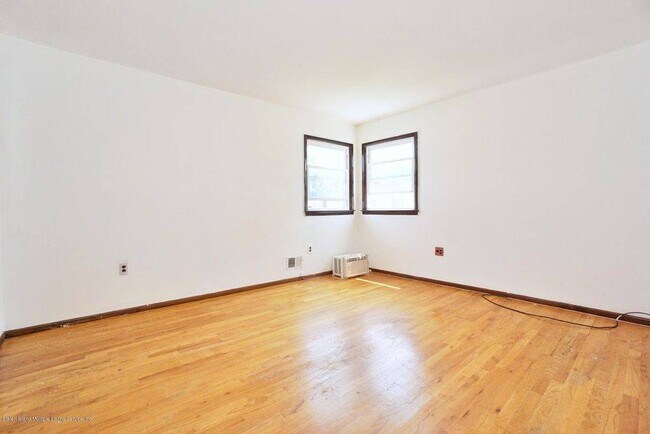 Foto del edificio - 208 Kirshon Ave