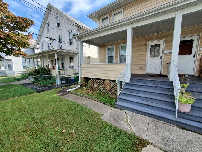 Foto del edificio - 22 Demarest Ave