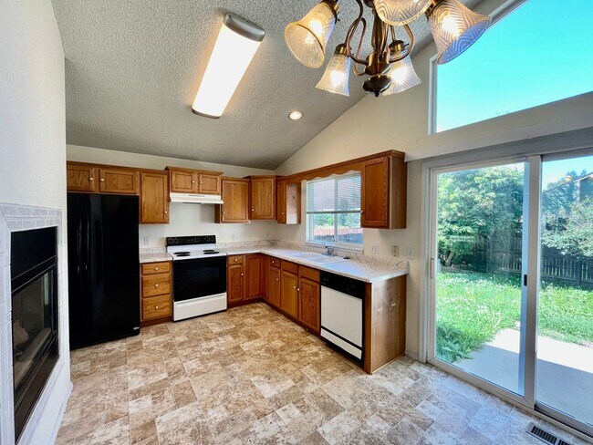 Foto del edificio - 4 Bedroom Rancher in Sundown w/ NEW CARPET!!
