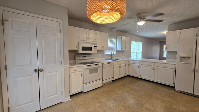 Building Photo - 5762 Bavaria Pl