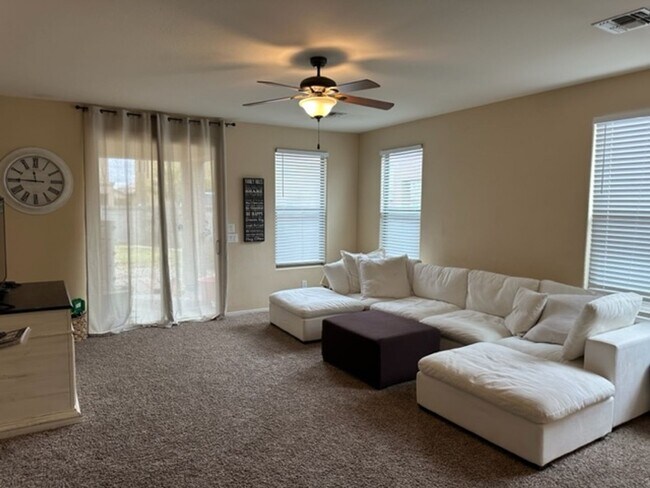 Building Photo - 3 bedroom 2 bath home with a den in Crossr...