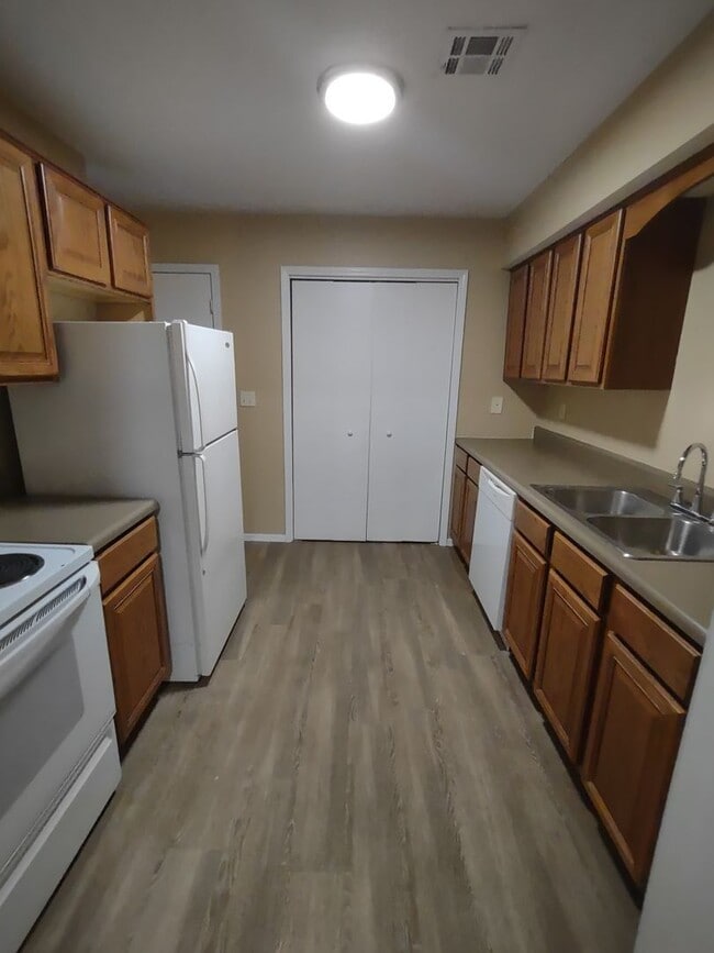 Building Photo - Magnolia Townhome