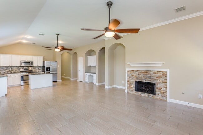Building Photo - 226 Village Crest Dr