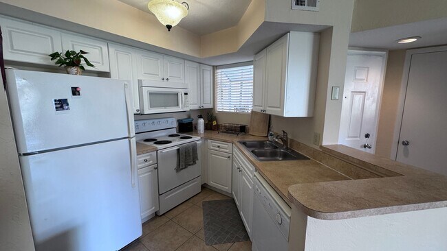 Foto del edificio - Coastal Living at Its Finest – Stylish 2BR...