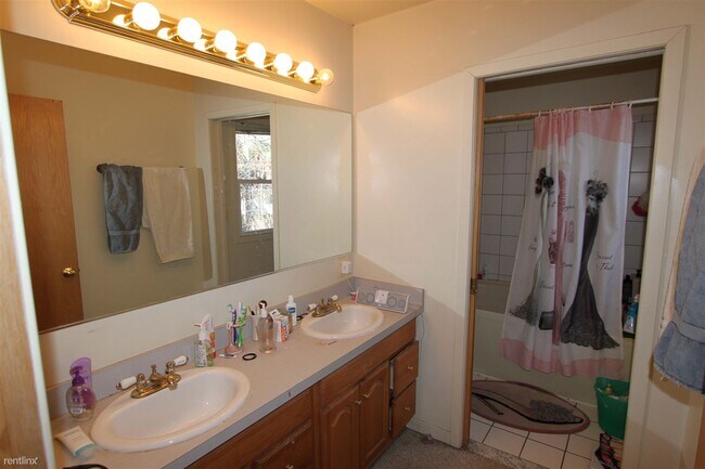 Building Photo - 8 br, 3 bath House - 909 Sylvan Ave