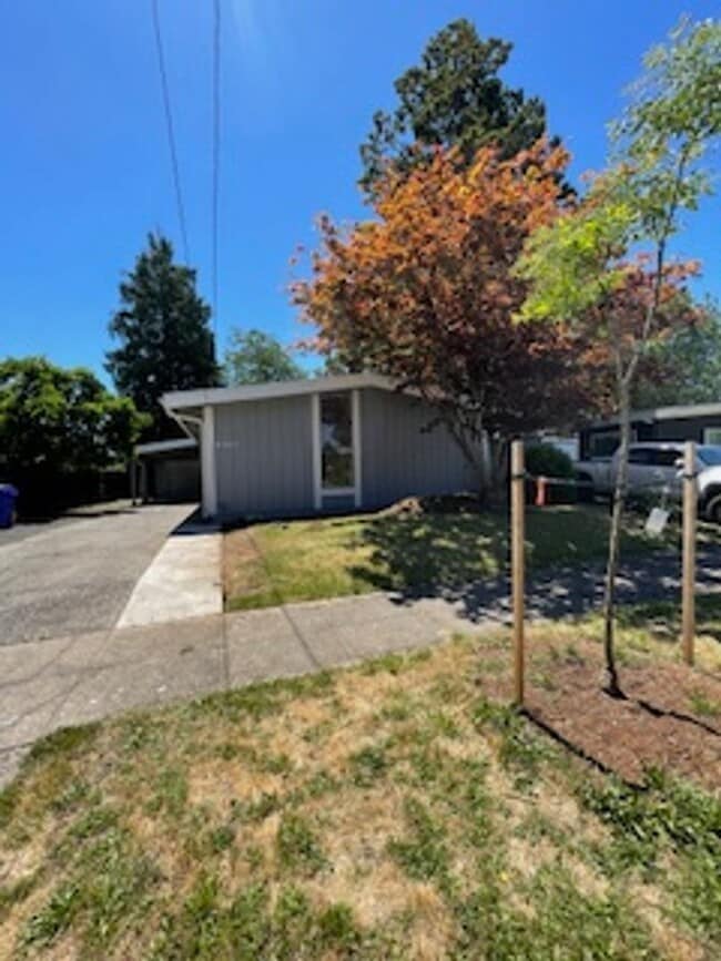 Building Photo - Mid-Century Montavilla Neighborhood