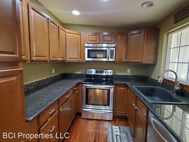 Foto del edificio - 2 br, 2 bath House - 11312 17th Ave E