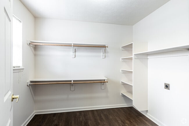 1BR, 1BA - 744SF - CLAY TERRACE I
