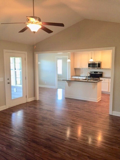 Foto del edificio - 4 Bedroom/ 2 Bath home with HUGE Fenced In...