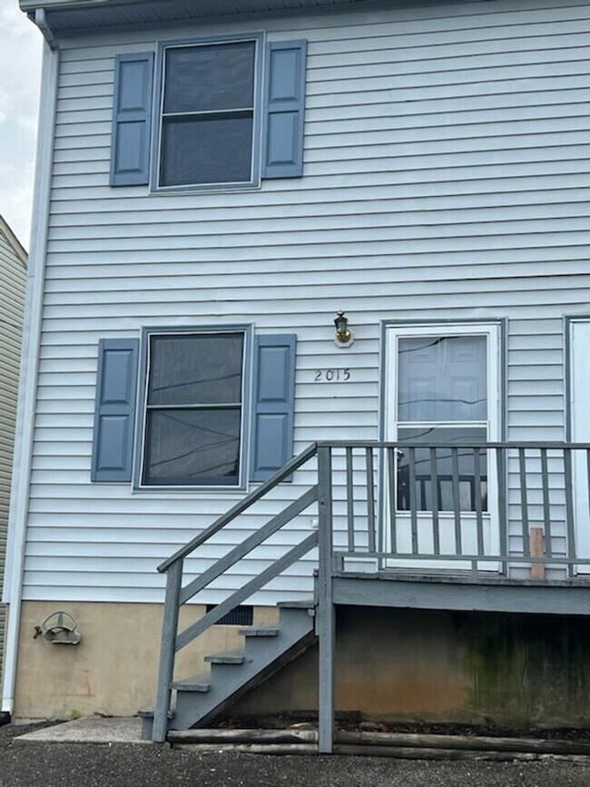 Building Photo - 2013 Wallace Ave NE