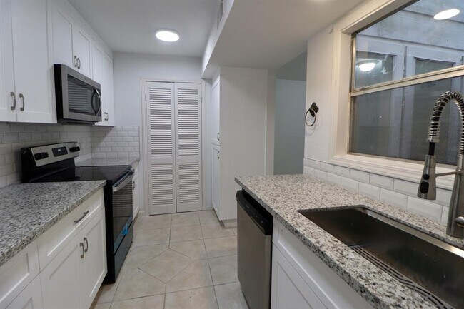 Foto del edificio - 6411 Creekbend Dr