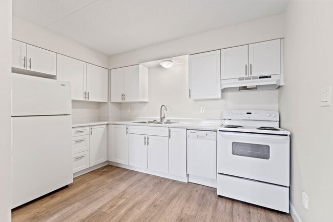 Photo du bâtiment - Plaza East Apartments