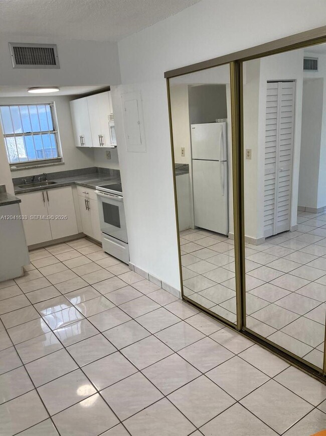 Building Photo - 210 Fontainebleau Blvd
