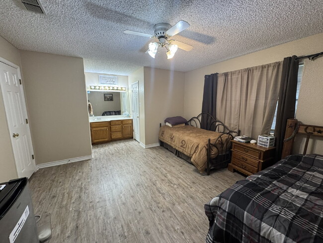 Foto del edificio - 3 bedroom 2 bath on corner lot!