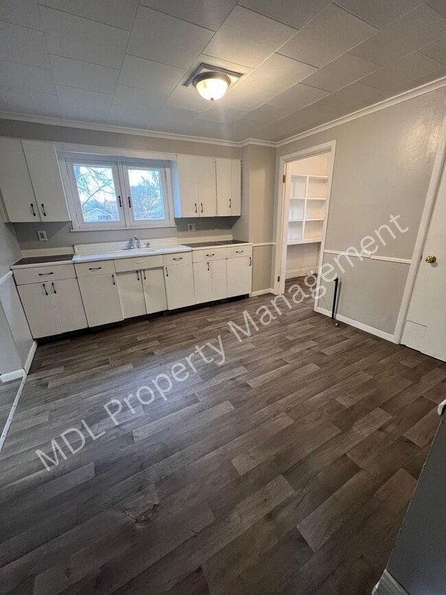 Foto del edificio - Spacious 5-Bedroom Home- This won't last l...