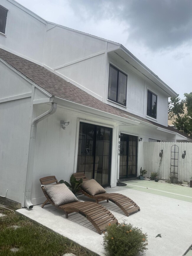 Building Photo - 9056 Green Meadows Way