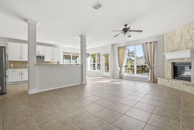 Building Photo - BEAUTIFUL 5 BEDROOM AND 3 BATH!!