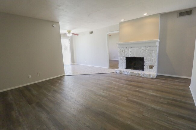 Building Photo - 2 Bed | 2 Bath in Central Tulsa!