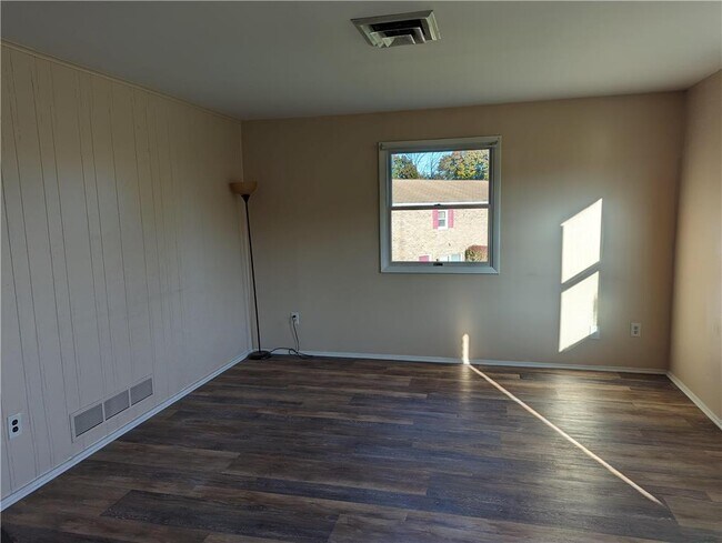 Building Photo - 117 E Hillcrest Ln