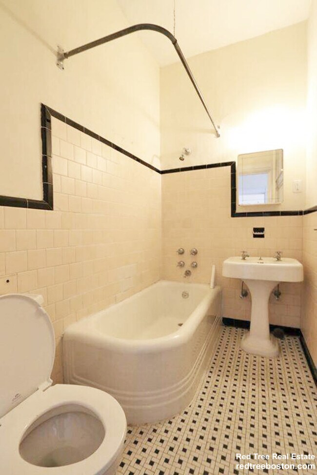 Building Photo - 2 Ware St