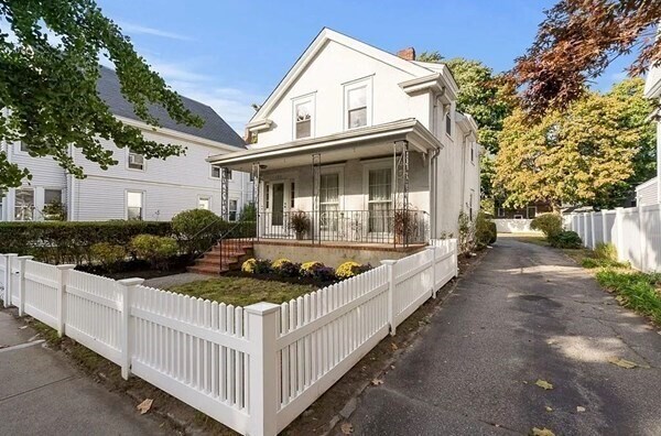 Foto del edificio - 125 Rindge Ave