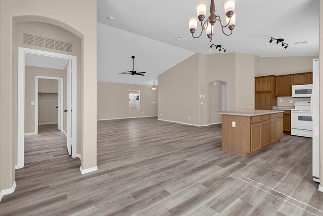 Foto del edificio - 17161 W Port Royale Ln