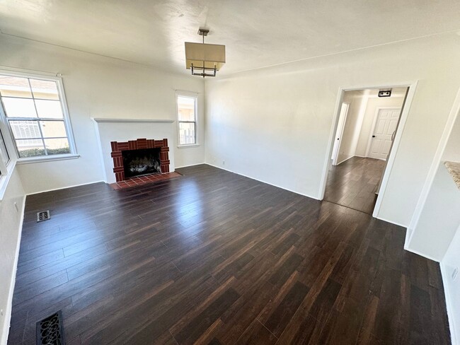 Building Photo - *** 3 bed 2 bath Single family home in the...