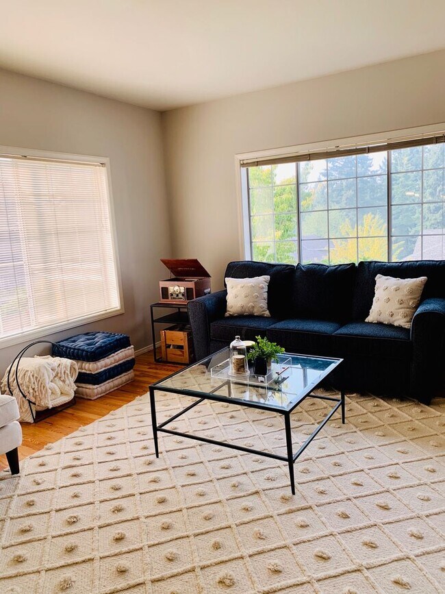 Foto del edificio - 4-Bedroom Single-Family Home on Quiet Cul-de-Sac