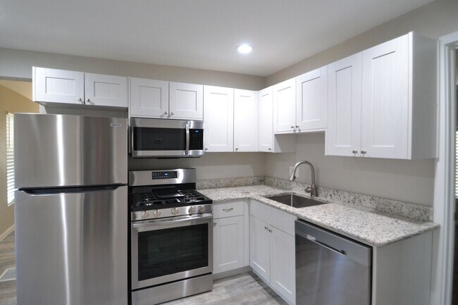 Foto del edificio - 2 Bed 1 Bath - Fully Renovated - Available...