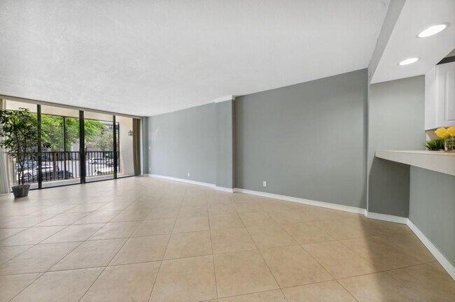 Building Photo - 16 Royal Palm Way