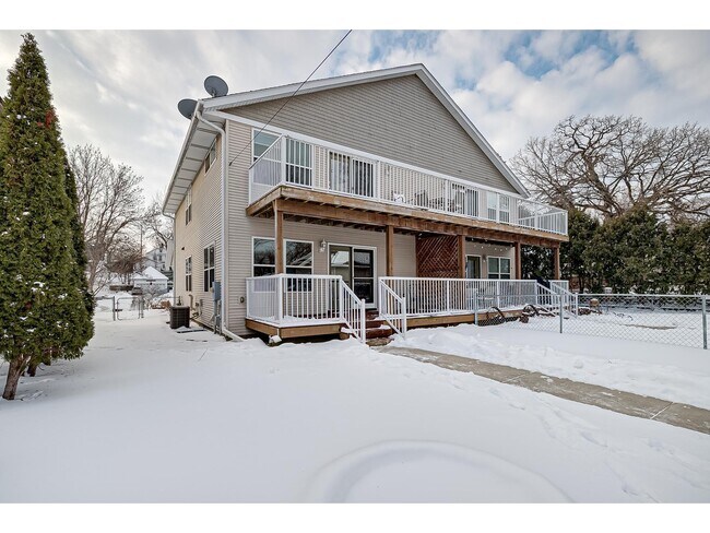 Building Photo - 310 6th St W