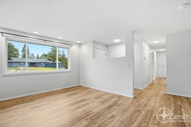 Building Photo - 13801 NE 40th St