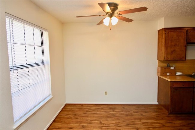 Building Photo - 511 W Oak St