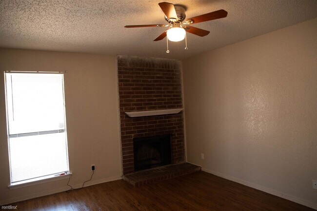 Foto del edificio - 2 br, 1.5 bath Townhome - 5855 Shadydell Dr