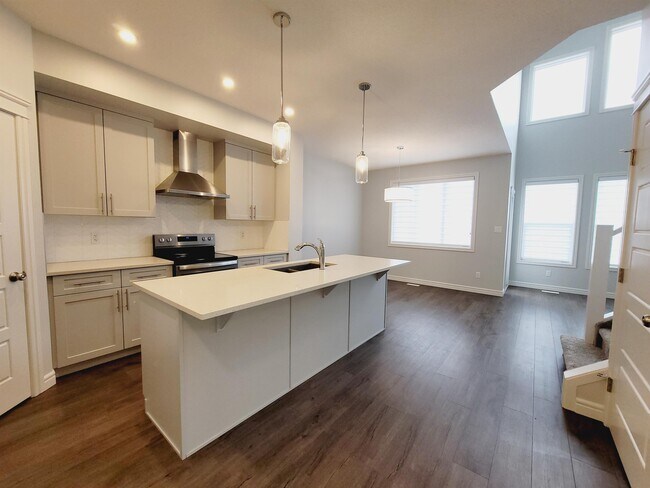 Building Photo - 2638 Donaghey Cres SW