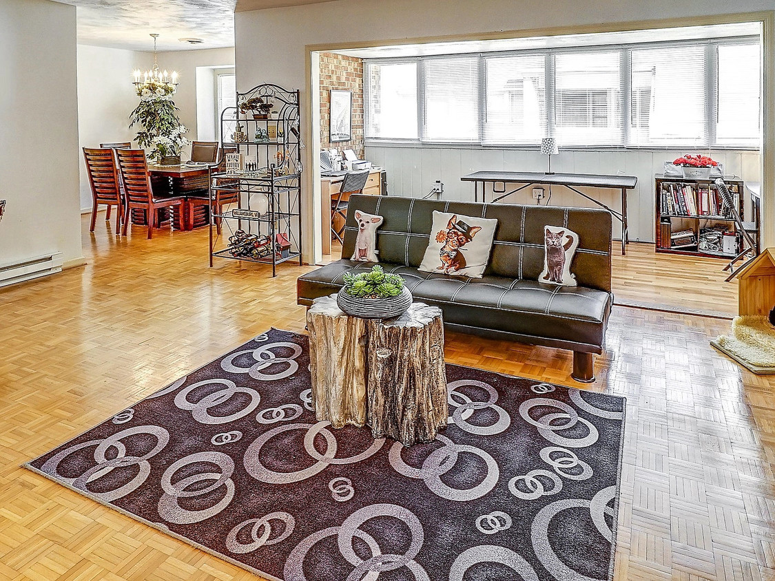 Living room and enclosed balcony - 376 Merrimac Trail