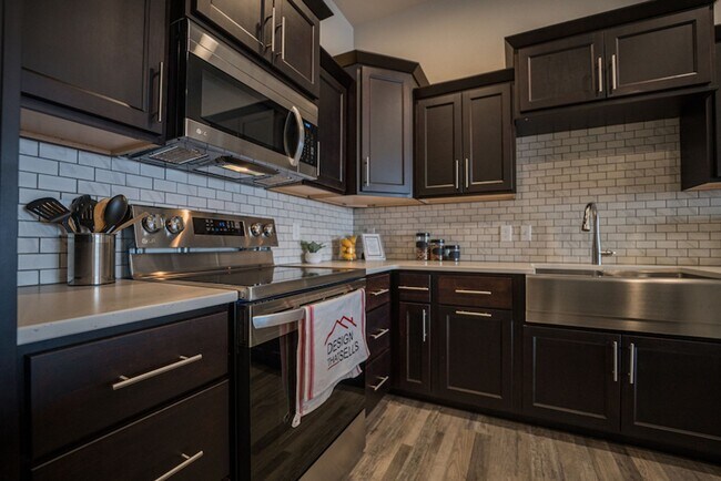 Foto del edificio - Modern Twin Home With 3 Stall Garage in South Bismarck