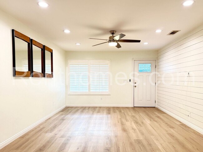 Building Photo - 13710 Utopia Rd