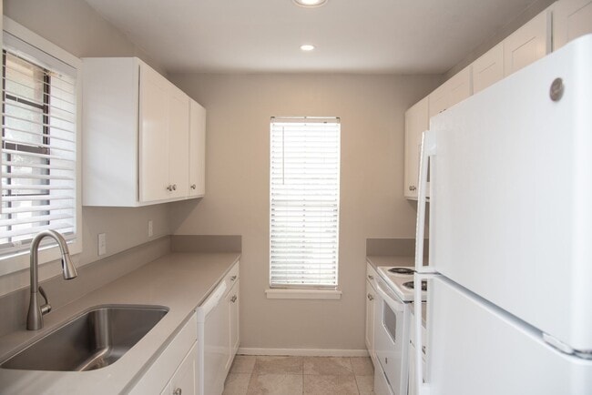 Building Photo - 812 San Saba Dr