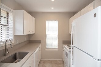 Building Photo - 813 San Saba Dr