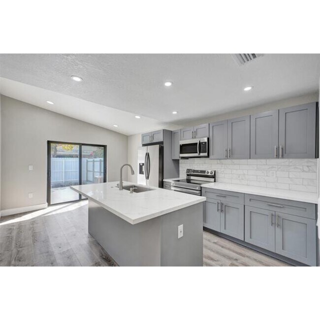 Building Photo - 2614 W 65th St