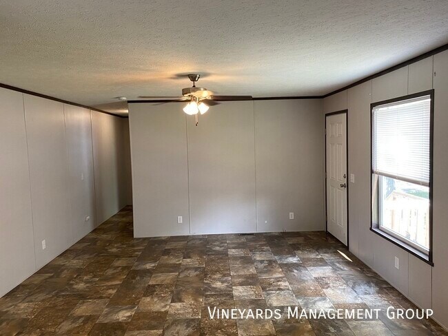 Building Photo - **URGENT SPECIAL** MOVE-IN SPECIAL! APP FE...