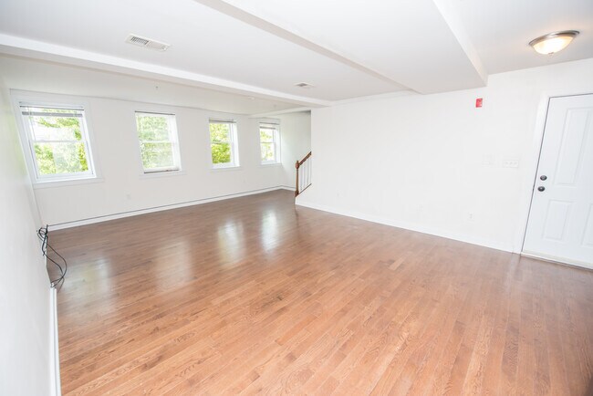 Living Area - 805 Washington Blvd
