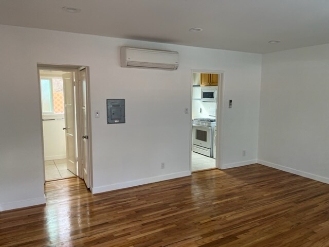 Foto principal - 1111 Pico Blvd