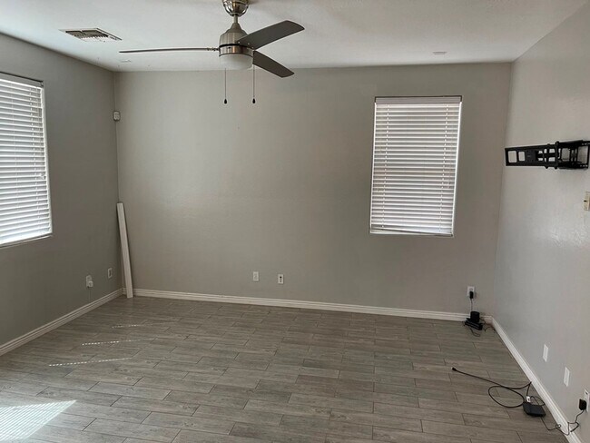 Building Photo - 4 bedroom 2.5 bath home with a pool in Lav...
