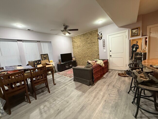 Foto del edificio - 2452 W Ardmore Ave